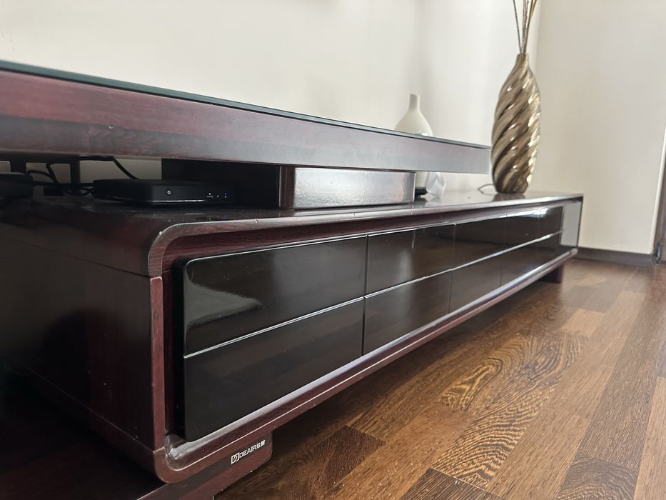 ТВ шкаф махагон и черно стъкло