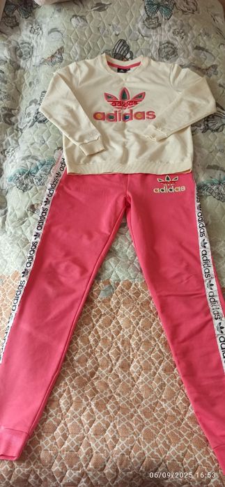 Продавам момичешки екип адидас
