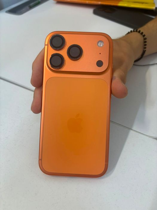 Telefon iPhone 17 pro orange cosmic