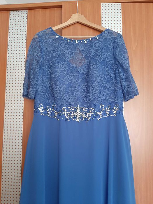 Vand rochie de ocazie marimea L purtata o data , curatata profesional