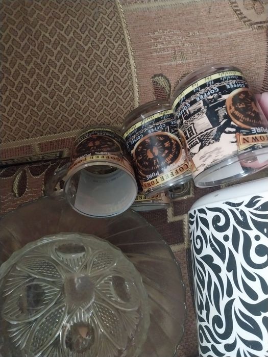 Продам посуду и вешалки!