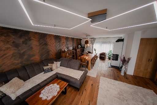 Casă individuală spațioasă cu 7 dormitoare și piscină  în Bistrița