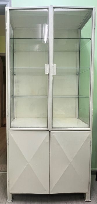 Медицински метален шкаф