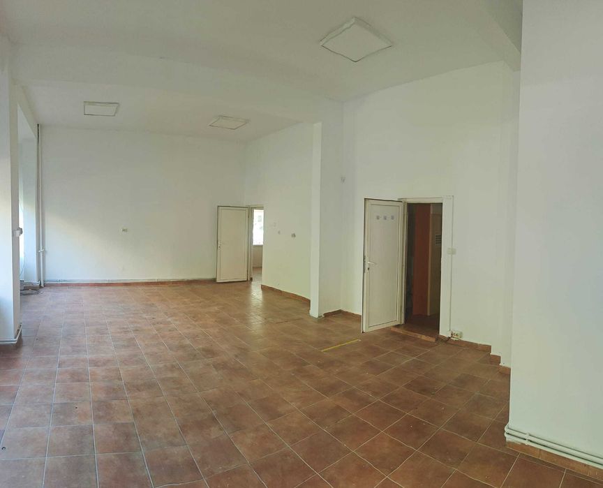 Showroom Spatiu Comercial Birou Salon Magazin - Vanzare sau Inchiriere - Arad - str Rodnei nr. 7-9, parter