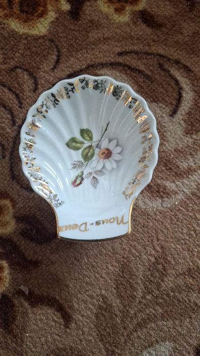 Чаши и чиния ваза червено стъкло и порцеланов сервиз за чай