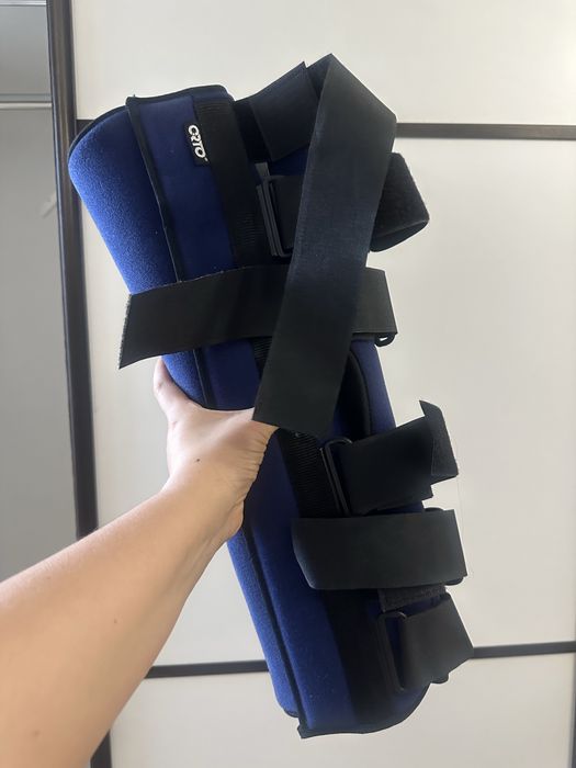 Тутор для коленого сустава