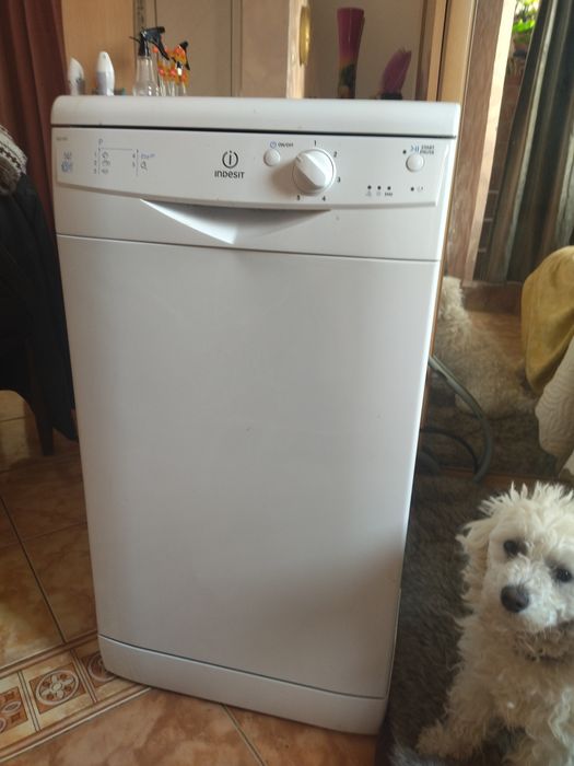Продавам миялна машина Индезит