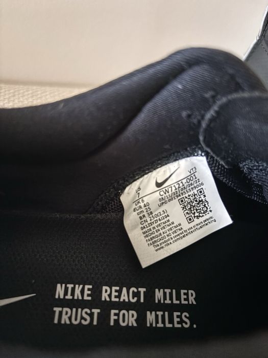 Маратонки Nike.