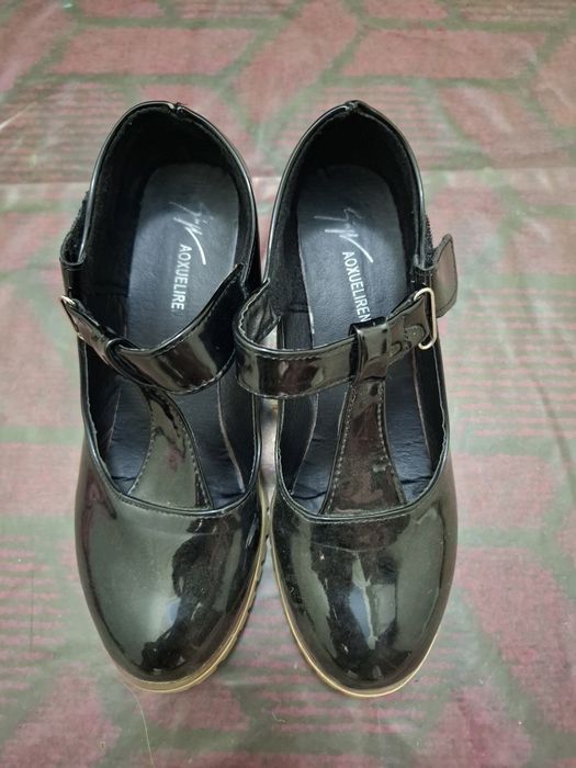 Отдам  бесплатно  женский  обувь