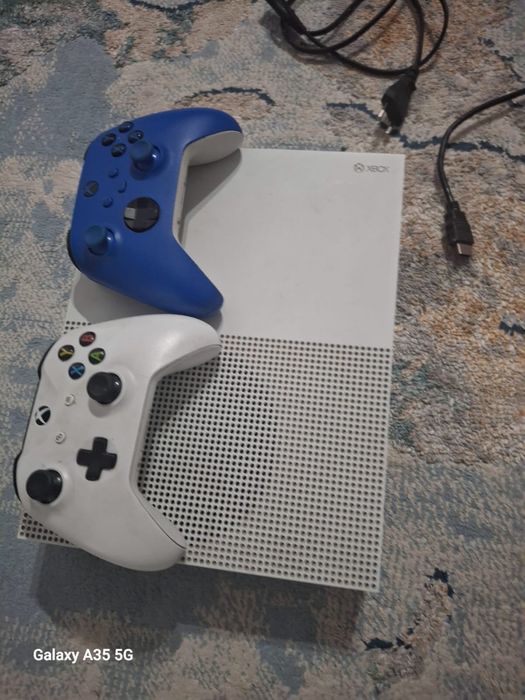 Xbox и два джостика