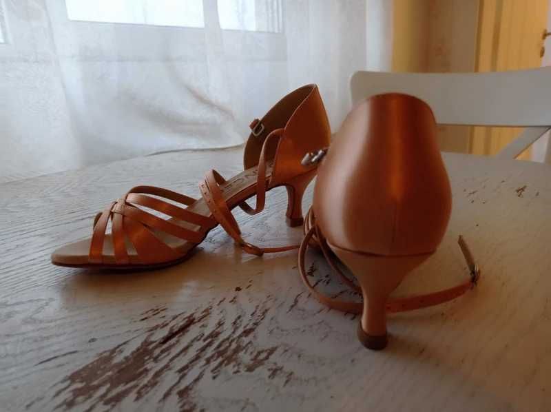 Vand pantofi de dans noi