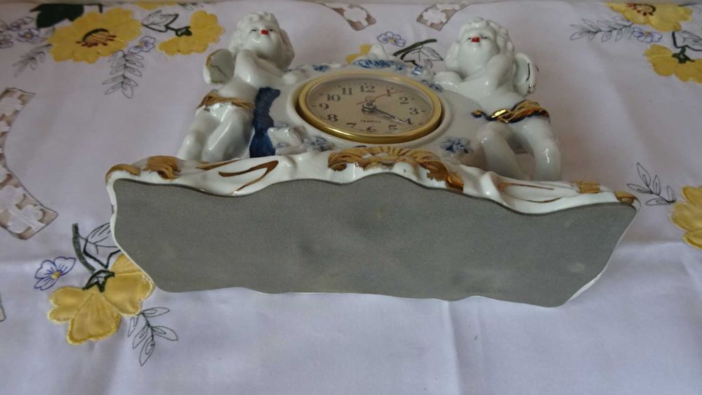 Порцеланов настолен часовник  с херувими и гълъби.