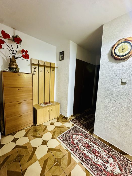 Vand apartament 3 camere, decomandat, etaj 1 /4,