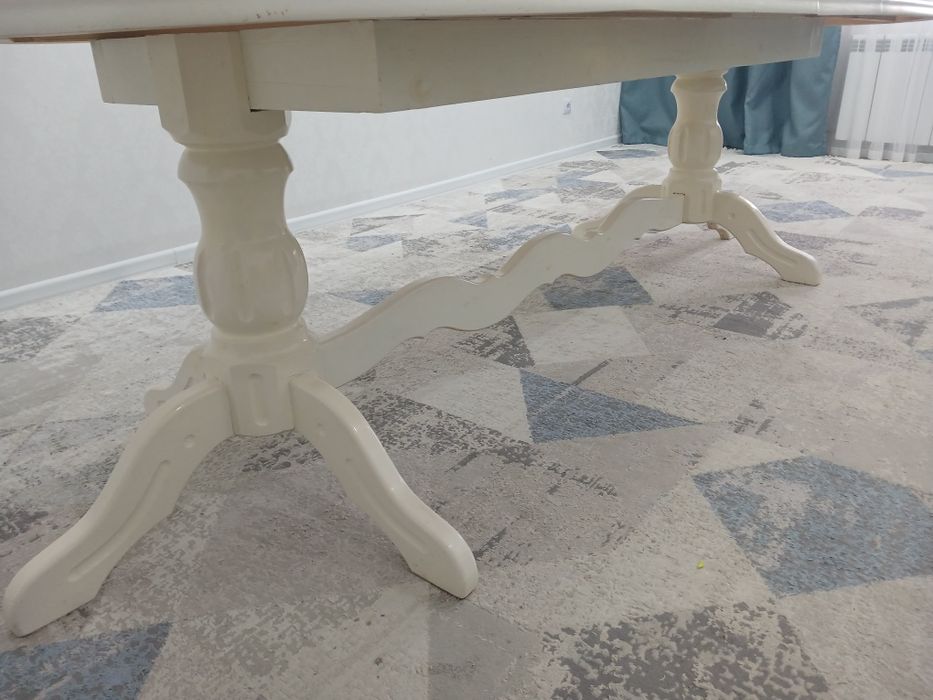 Стол для гостиной или зала