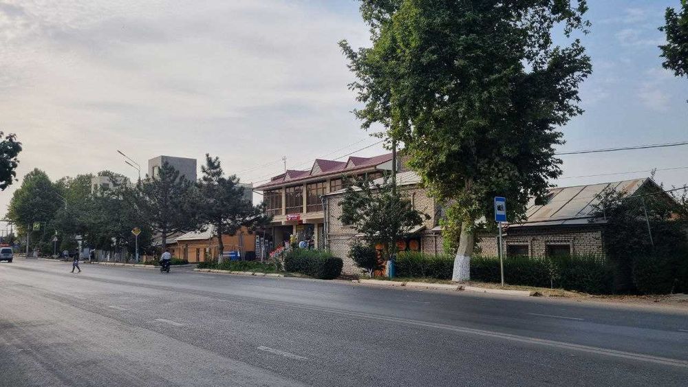 Дом в Центре Янгибазара ( Участок для офиса, магазина, отеля, кафе)