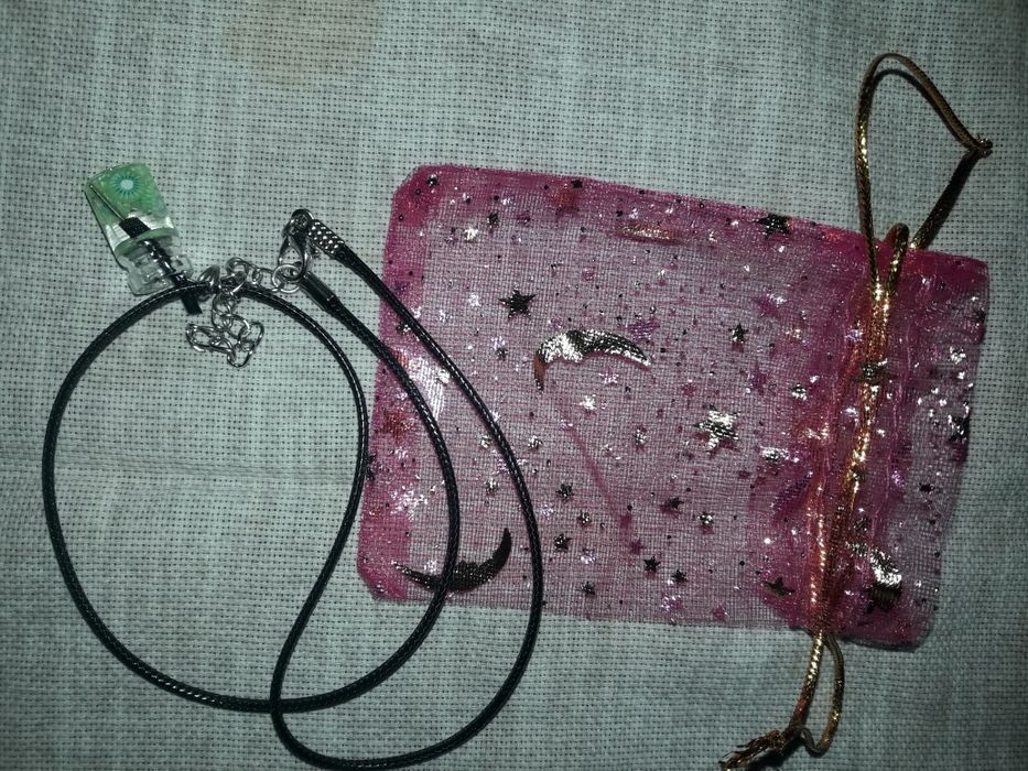 Продам   кулоны  кросивые