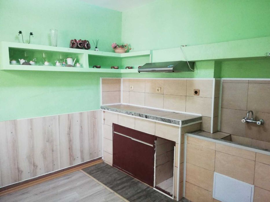 Mонолитна къща близнак в широкия център на гр. Казанлък, под Полицията