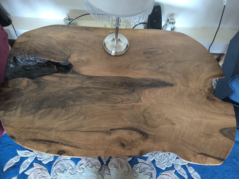 Масивна дървена маса