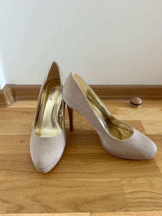 Златни обувки с ток