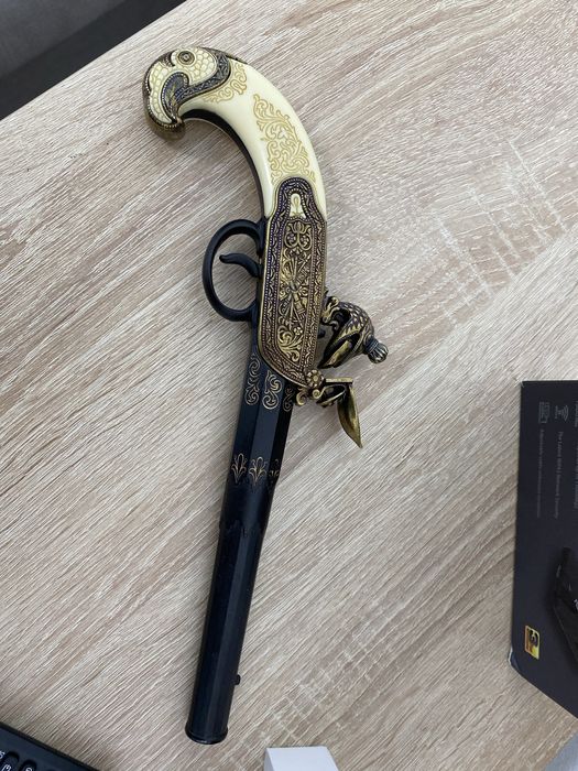 vand pistol decorativ