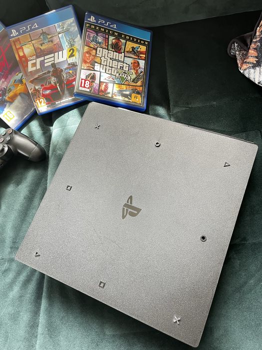 PlayStation 4 Pro + controller + 4 jocuri