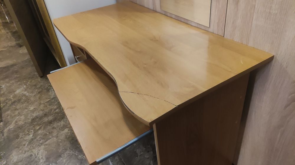 Бюро за компютър , ателие, гараж