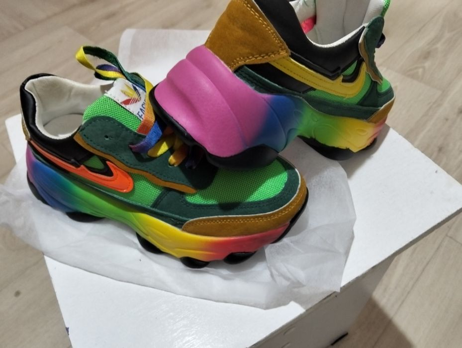 Срочно продам новую кроссовку