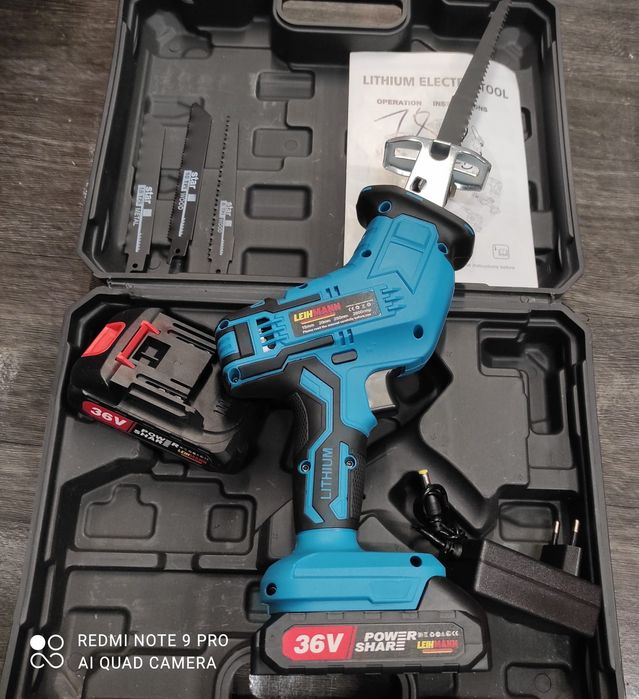 Fierăstrău pendular tip sabie cu 2 acumulatori și 4 panze