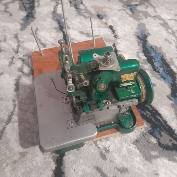 Mushukiga muzqaymoq tiqib qoydi.