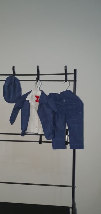 Costum elegant băiețel format din sacou pantaloni cămașă papion bereta