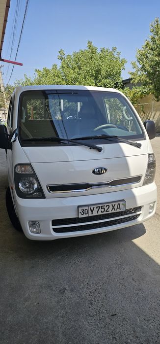 Автомобиль Кия Бонго сотилади