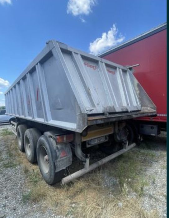 Semiremorci basculabile Carnehl si Fliegl