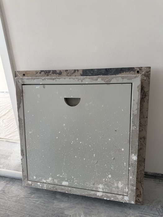 Люк, крышка для балкона железный.