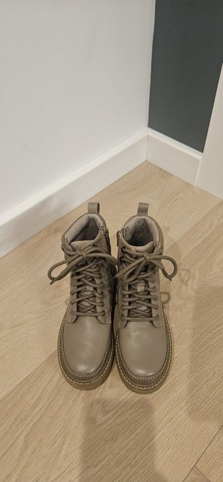 Ghetute Clarks ,marimea 31 ,o singura purtare