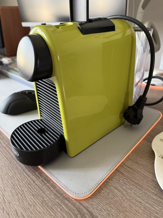 Продам капсульную кофеварку Delonghi