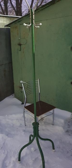 Стул барный и вешалка..