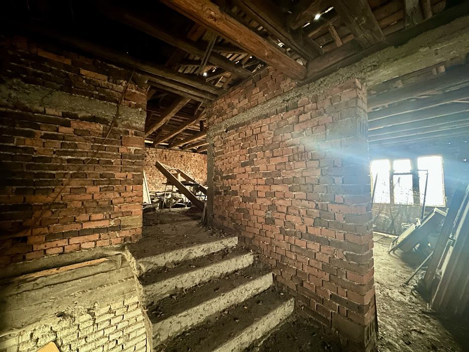 Къща с дворно място