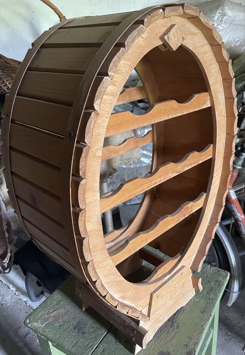 Suport de vin din lemn de pin.