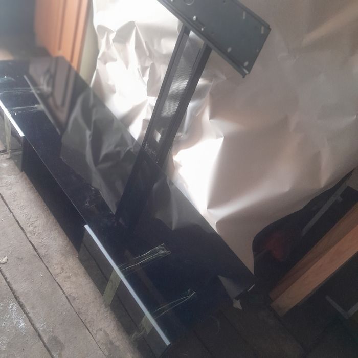 Продам тумбу под телевизор с кранштейном