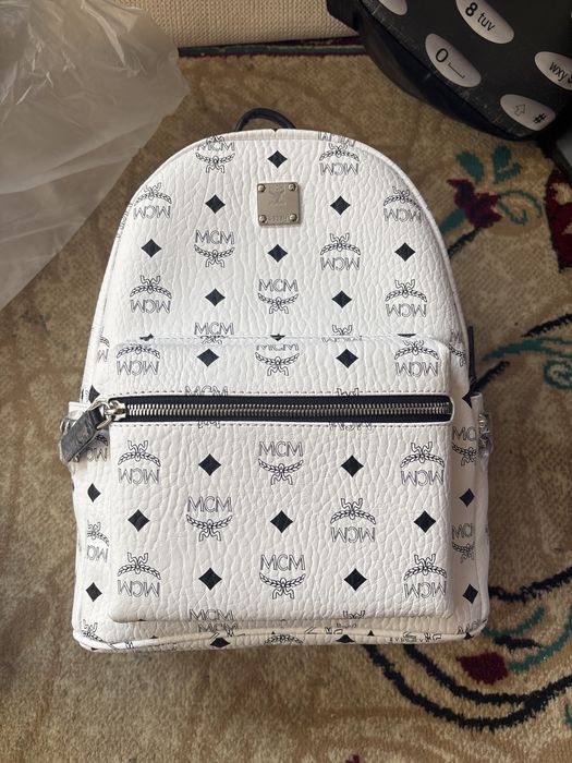 белый рюкзак mcm