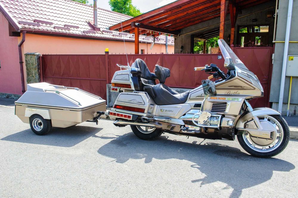 Honda Goldwing 1500, cu remorca.
