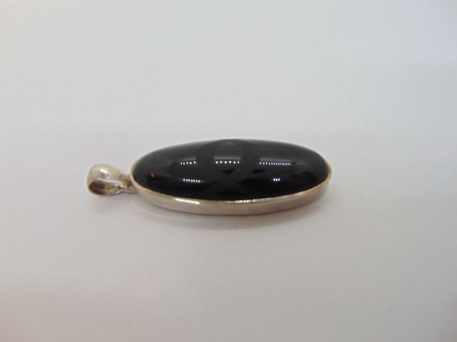 Pandantiv din argint cu onix gravat