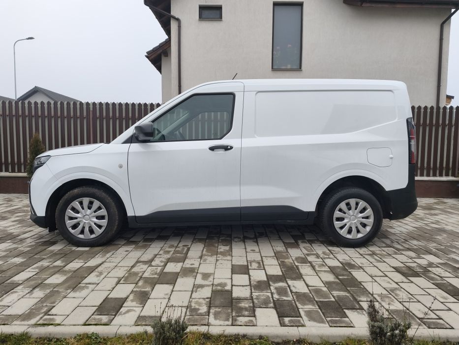 Ford Transit  Courier ușor avariat/avariate