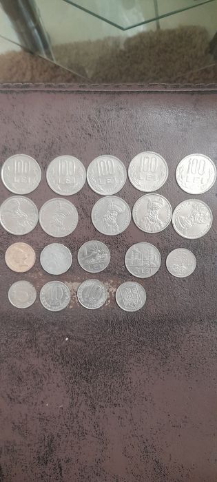 Vând monede 100lei! Pret: 3000lei.