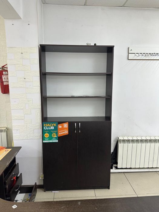 Шкаф и стол для офиса