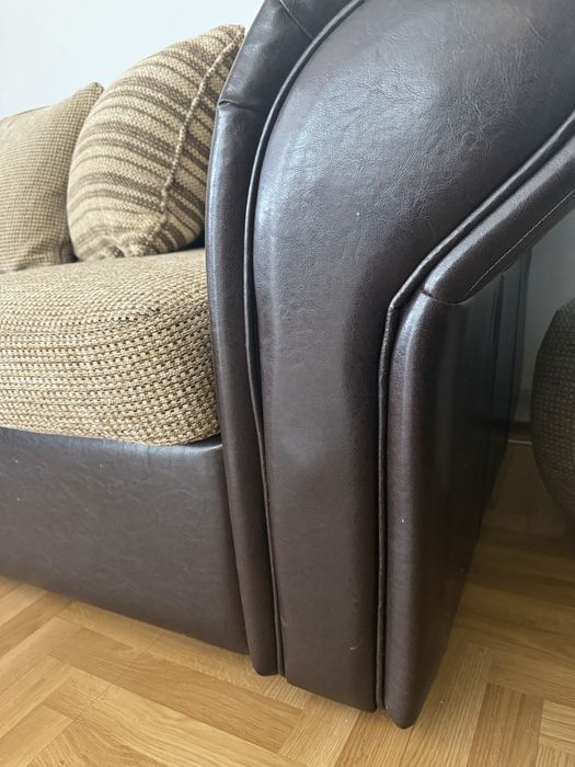 Диван с две кресла и две табуретки