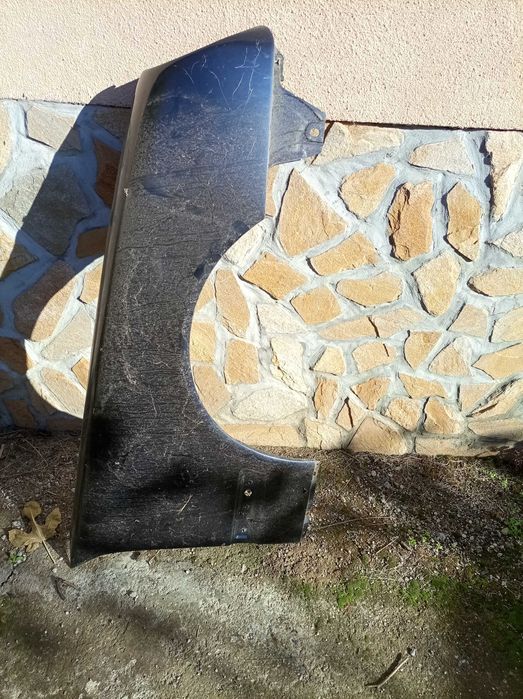 Продавам преден капак и десен калник за Mercedes C