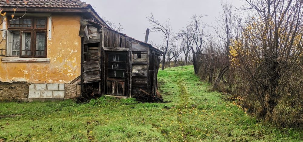 Vand teren cu casa batraneasca nelocuibila