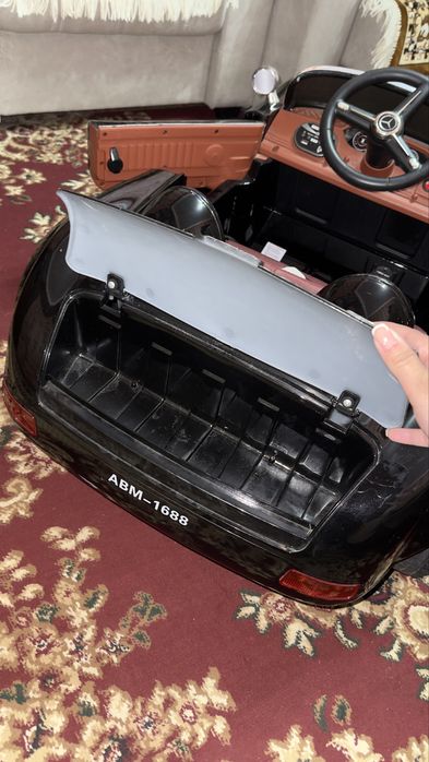 Игрушечная машина с пультом