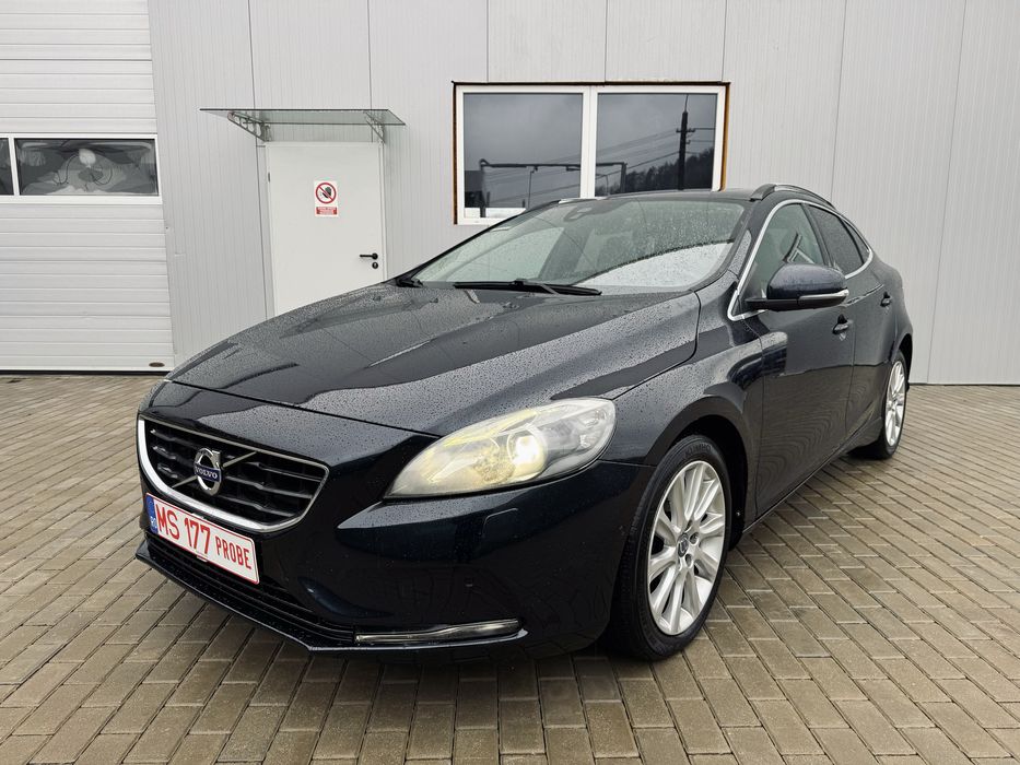 Volvo V40 2.0D *2015* *Euro6 *R-Design* *Panoramic* RAR Efectuat